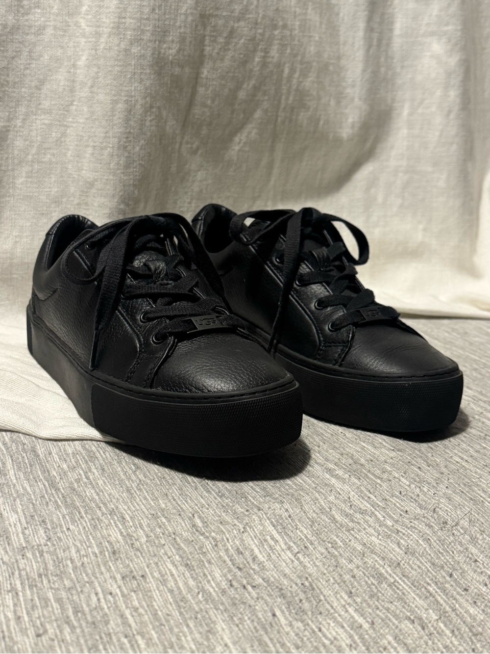 UGG Zilo Black Leather Sneakers Women’s Size 8